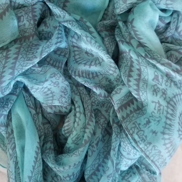 Blue pattern scarf - Picture 2 of 2